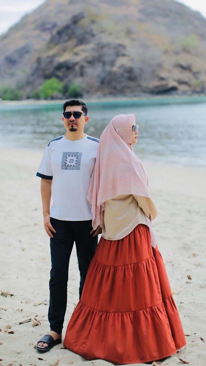 Mengintip 5 Potret Liburan Ustaz Solmed & Istri di Labuan Bajo