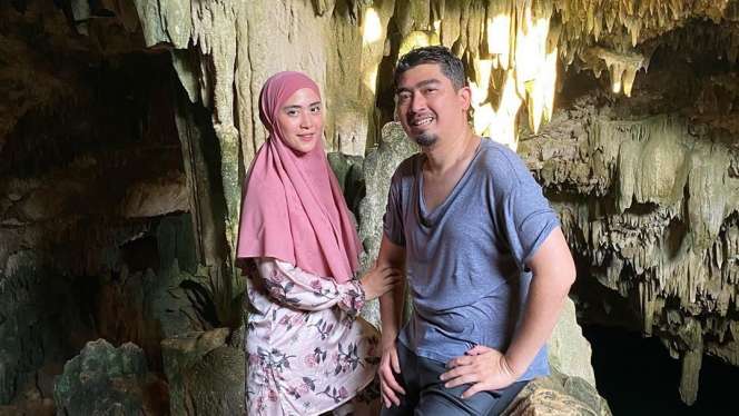 Mengintip 5 Potret Liburan Ustaz Solmed & Istri di Labuan Bajo