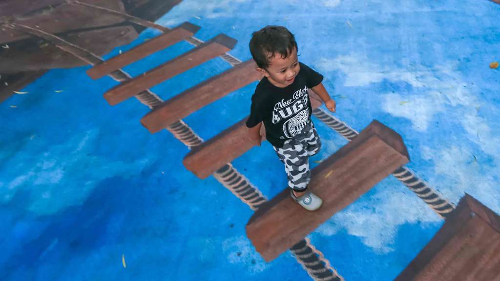 Mengintip Warna-Warni Mural 3D di Jalanan Cilandak, Keren!