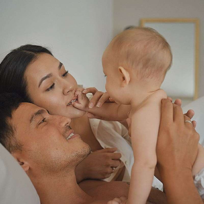 5 Seleb yang Enggan Tunjukan Wajah Anak ke Publik, Privasi!