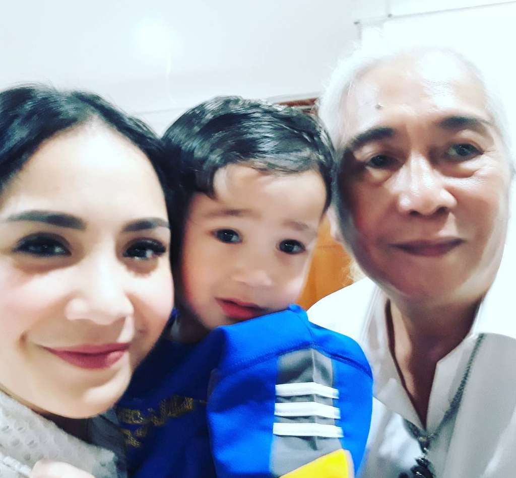 Lagi Berseteru, 5 Potret Gideon Tengker Bersama Keluarga Raffi