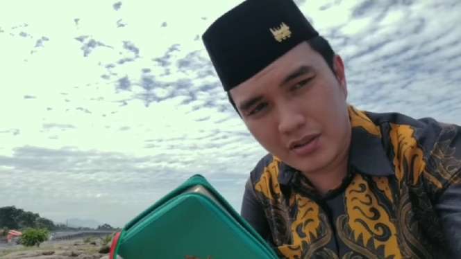 Tuai Pro-Kontra, 5 Potret Aldi Taher Ngaji di Tempat Tak Biasa
