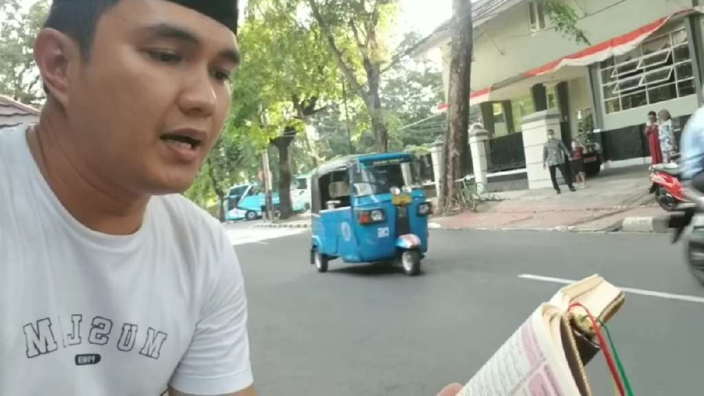 Tuai Pro-Kontra, 5 Potret Aldi Taher Ngaji di Tempat Tak Biasa