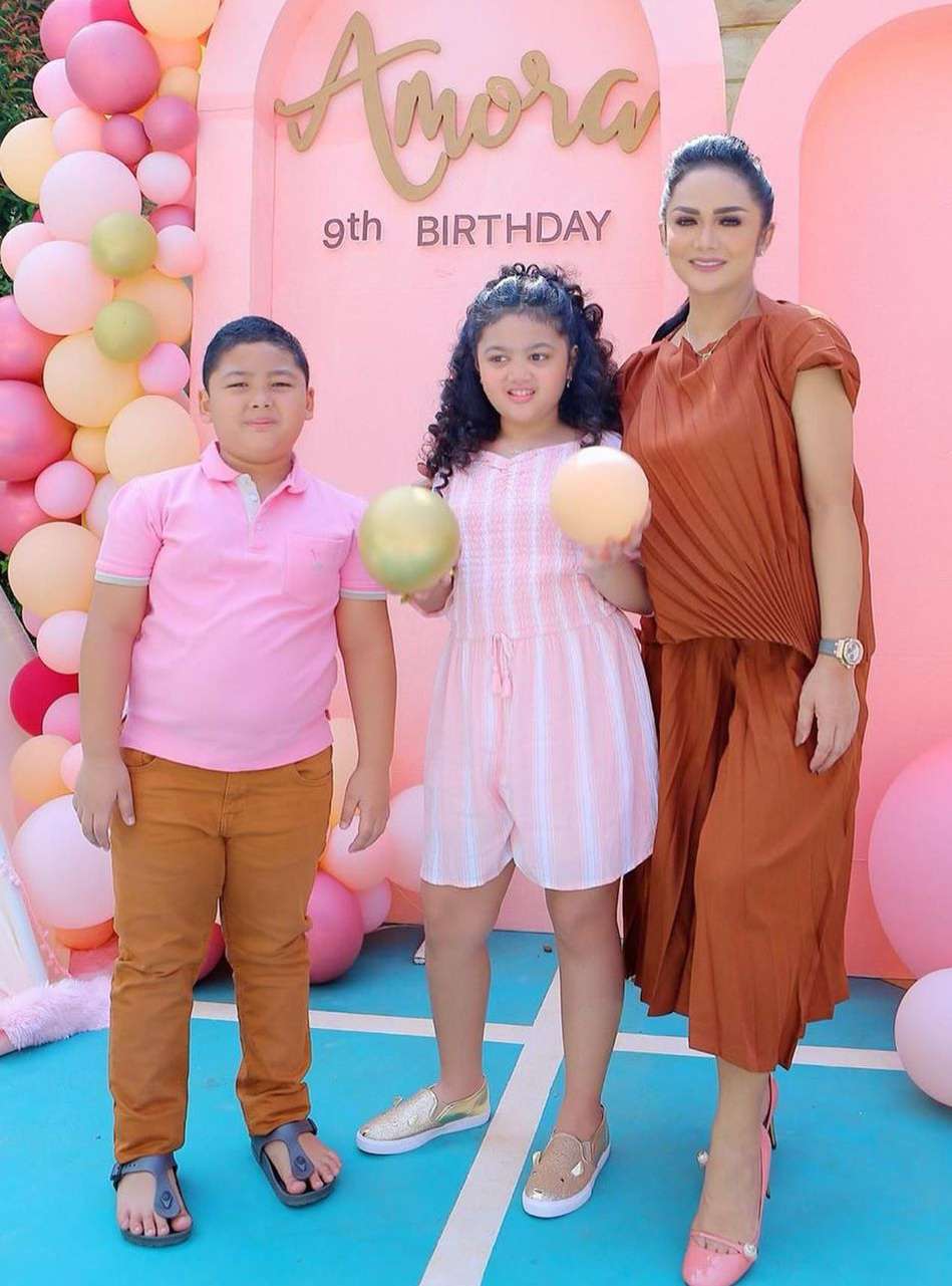 Potret Bahagianya Perayaan Ultah Putri Krisdayanti, Serba Pink