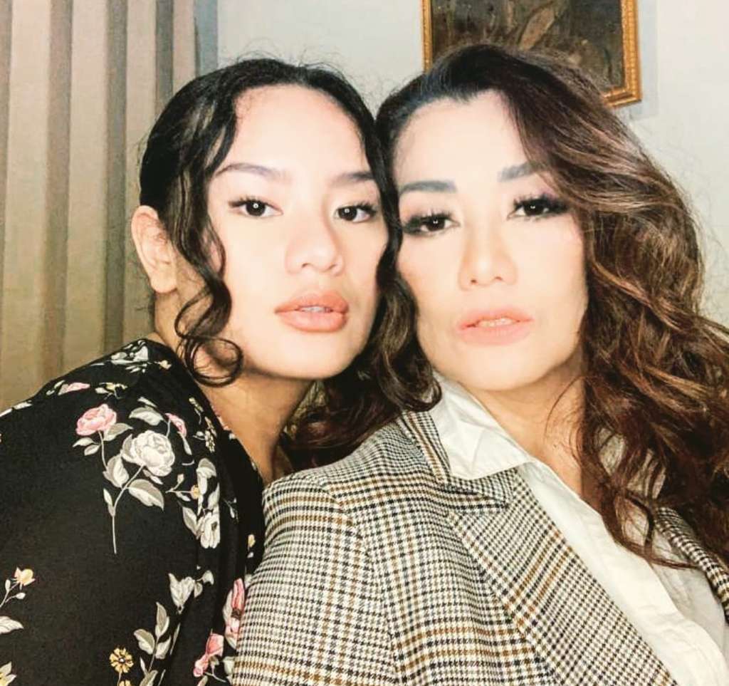 5 Potret Hangat Reza Artamevia & 2 Putrinya, Kayak Kakak-Adik!