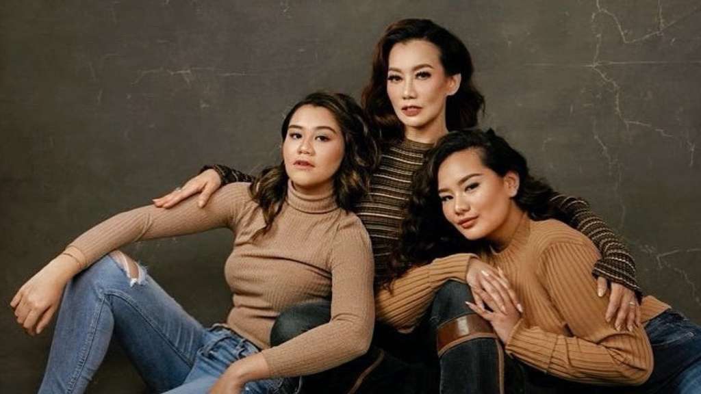 5 Potret Hangat Reza Artamevia & 2 Putrinya, Kayak Kakak-Adik!
