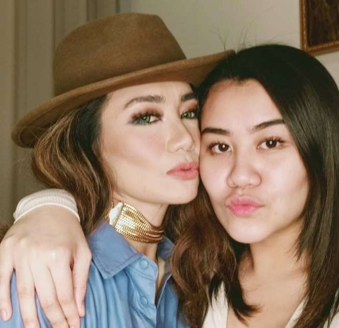 5 Potret Hangat Reza Artamevia & 2 Putrinya, Kayak Kakak-Adik!