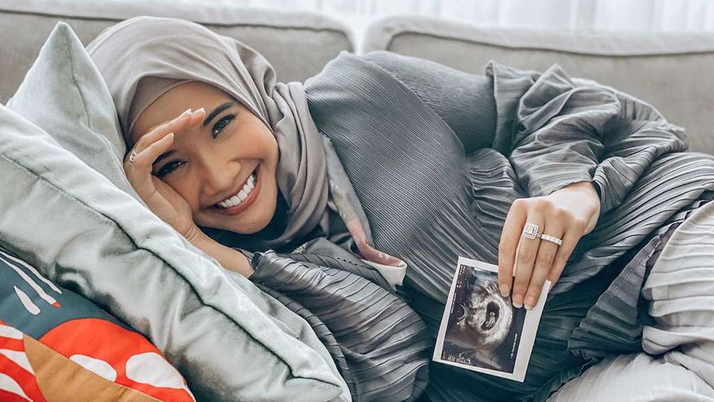 Potret Bahagia Zaskia Sungkar Umumkan Kehamilan Pertama