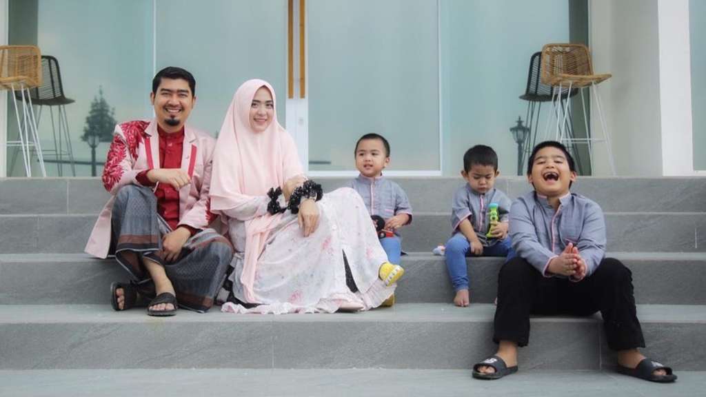 5 Seleb Indonesia yang Dikaruniai Anak Kembar, Gemas Abis!