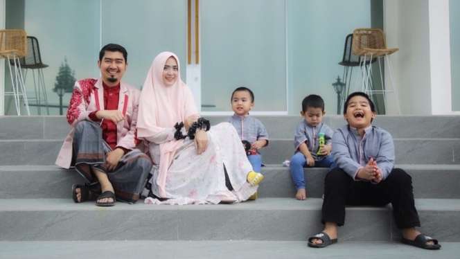 5 Seleb Indonesia yang Dikaruniai Anak Kembar, Gemas Abis!