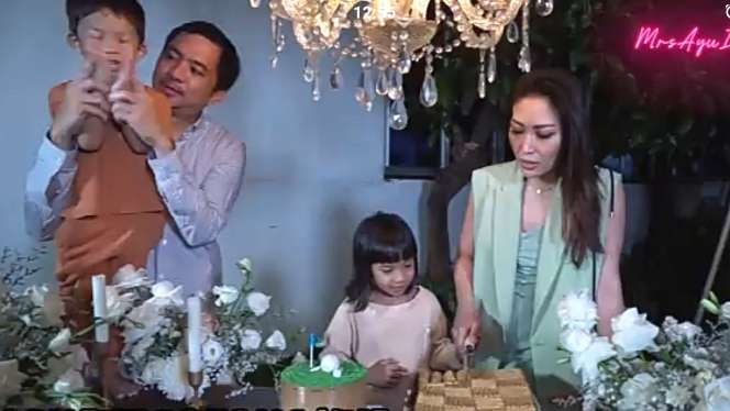 Potret Meriahnya Ultah Ayu Dewi Ke-36, Dekorasinya Mewah!