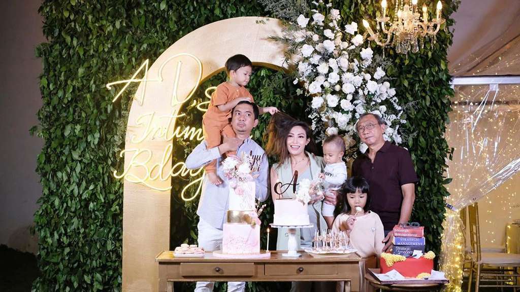 Potret Meriahnya Ultah Ayu Dewi Ke-36, Dekorasinya Mewah!
