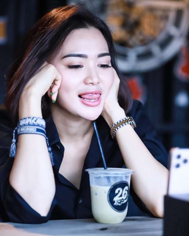 Bikin Melek Mata! Intip Potret Seksi Wika Salim Jadi Barista