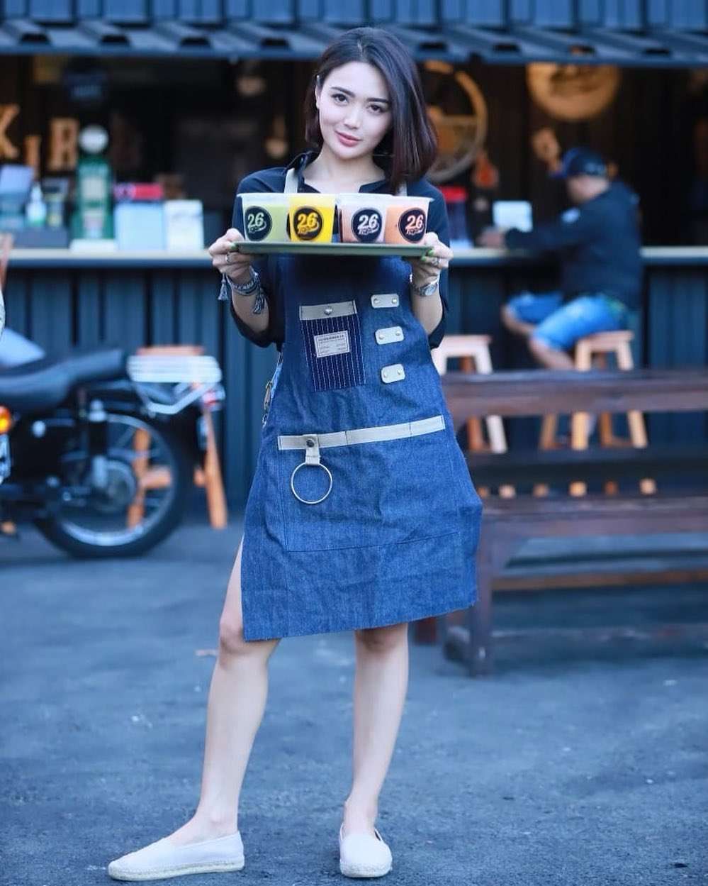 Bikin Melek Mata! Intip Potret Seksi Wika Salim Jadi Barista