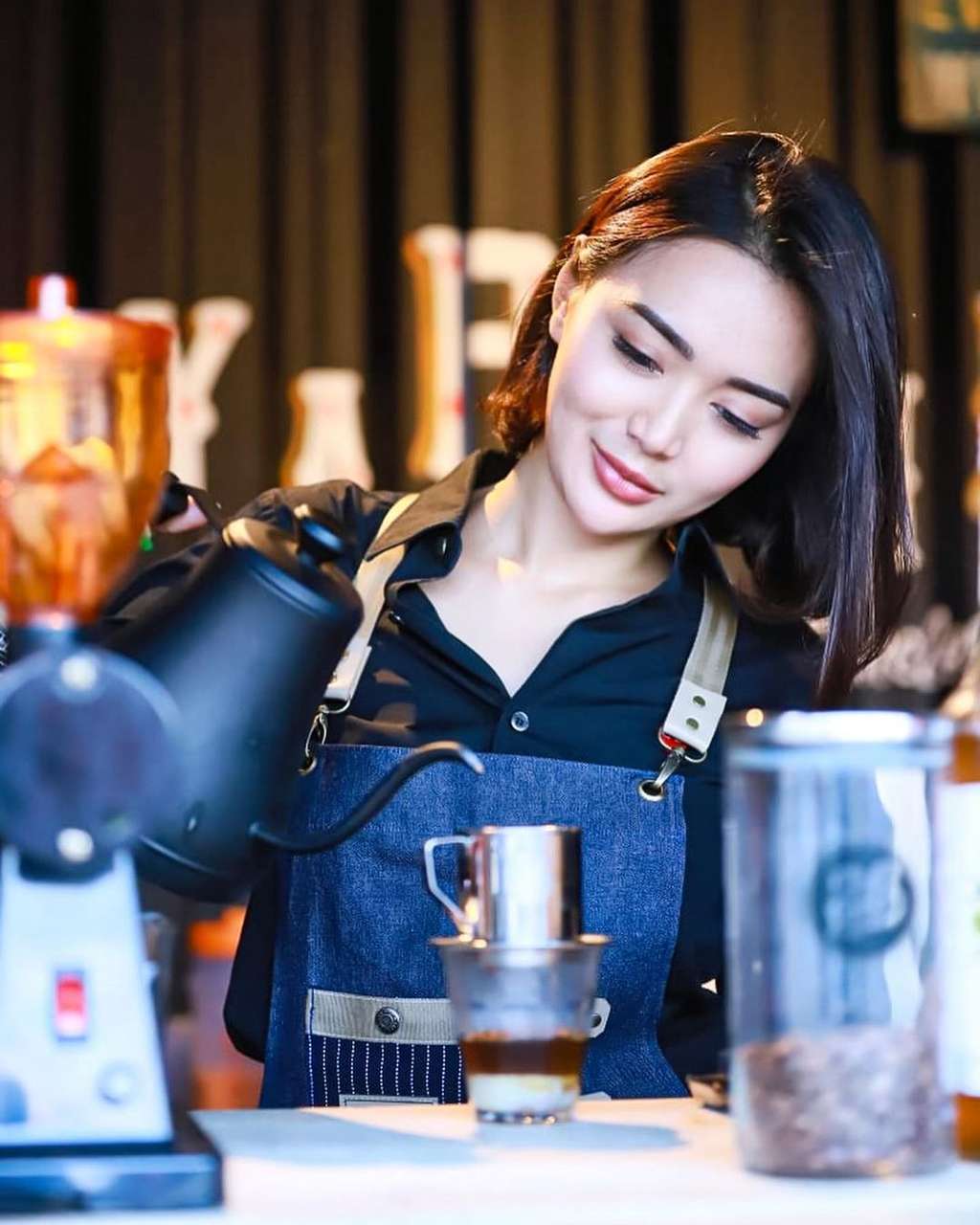 Bikin Melek Mata! Intip Potret Seksi Wika Salim Jadi Barista