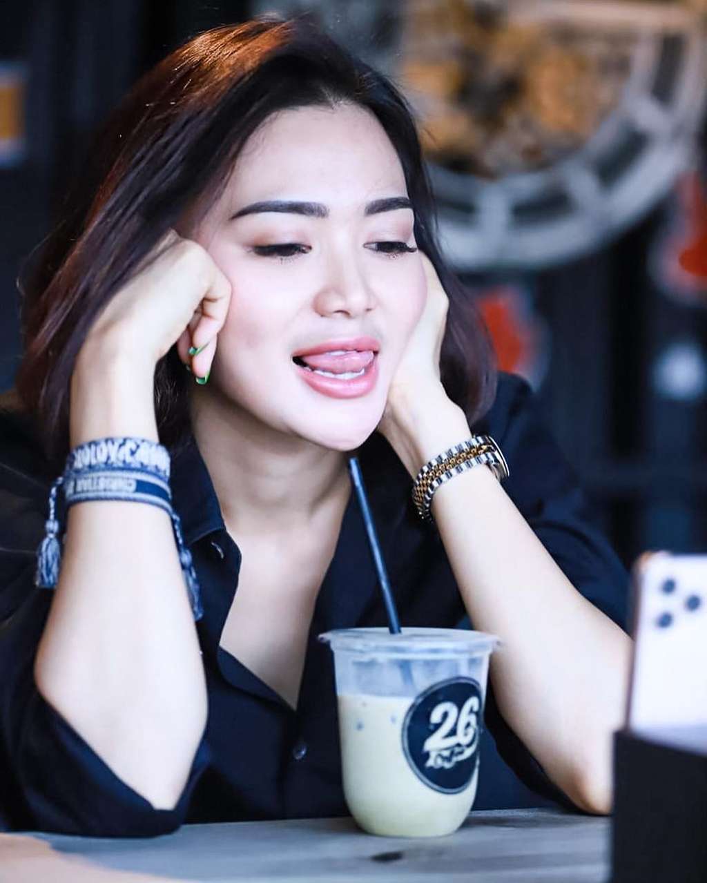 Bikin Melek Mata! Intip Potret Seksi Wika Salim Jadi Barista