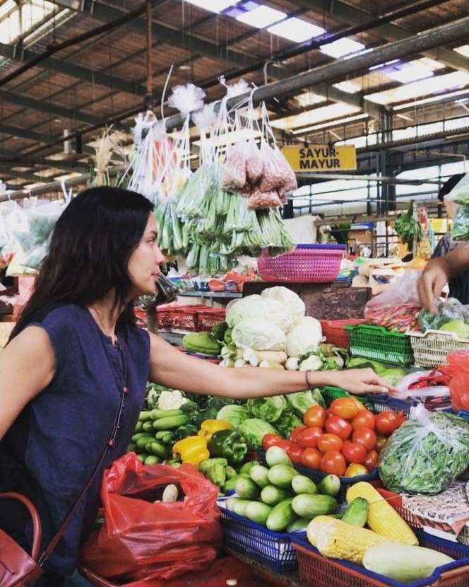 OOTD Seleb Ke Pasar Tradisional, Ada yang Pakai Daster Tipis!