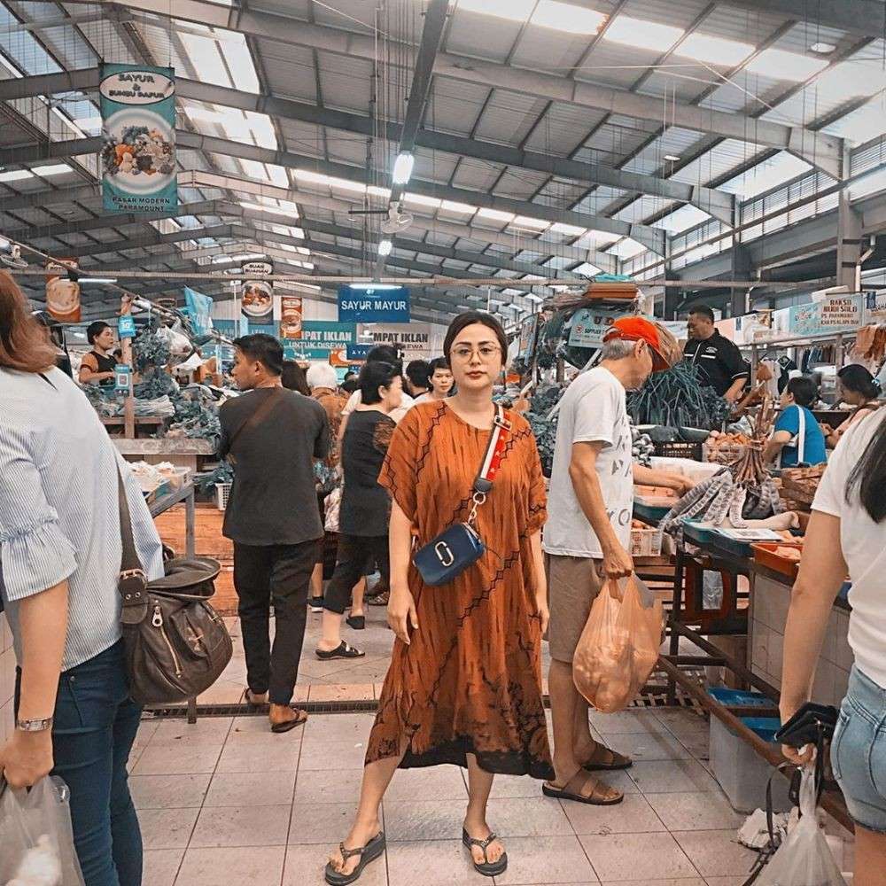 OOTD Seleb Ke Pasar Tradisional, Ada yang Pakai Daster Tipis!