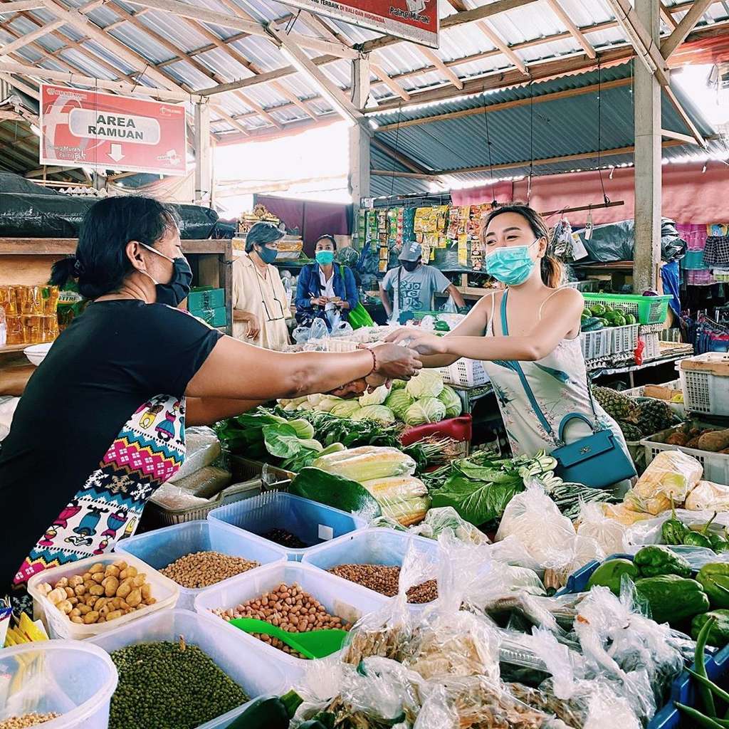 OOTD Seleb Ke Pasar Tradisional, Ada yang Pakai Daster Tipis!