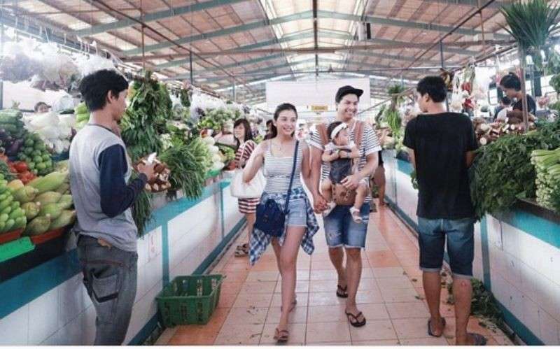 OOTD Seleb Ke Pasar Tradisional, Ada yang Pakai Daster Tipis!