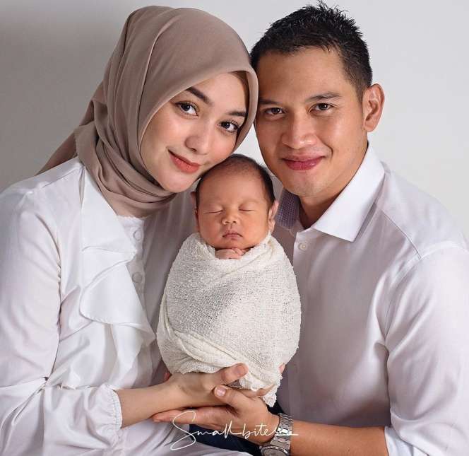 Gemasnya Gaya Putra Citra Kirana & Rezky di Photoshoot Newborn