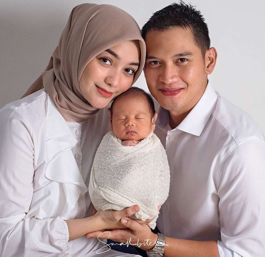 Gemasnya Gaya Putra Citra Kirana & Rezky di Photoshoot Newborn