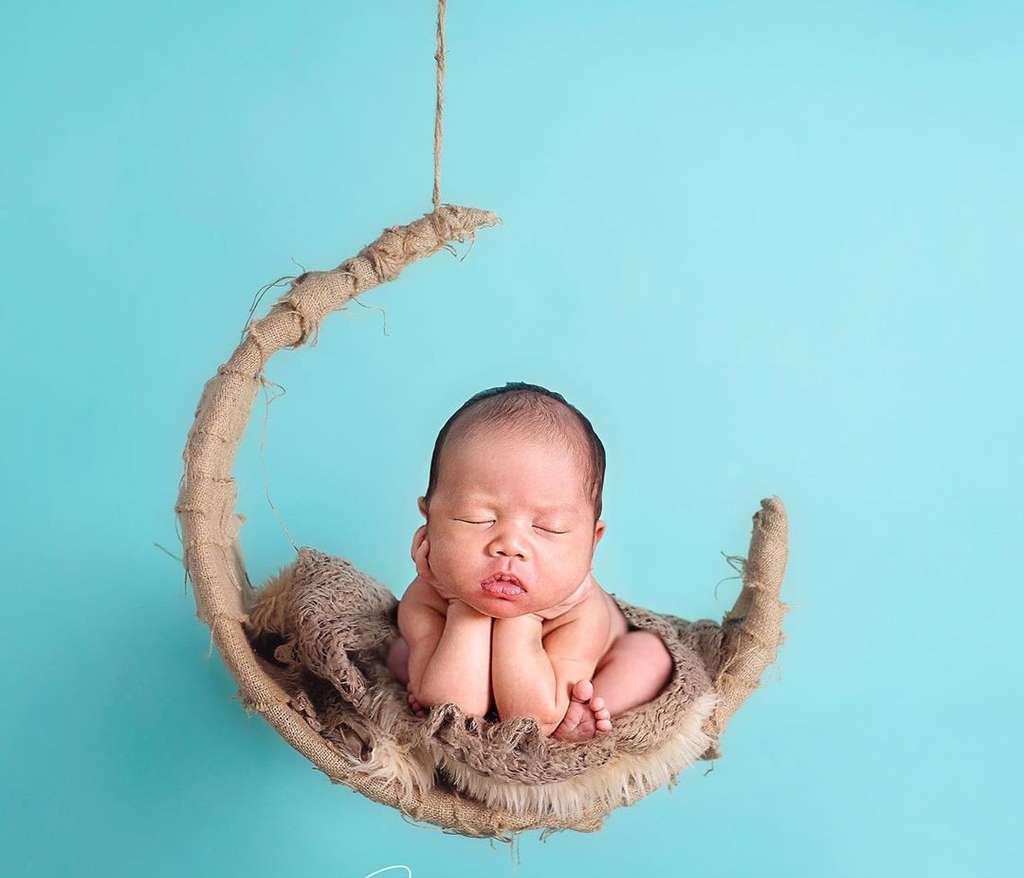 Gemasnya Gaya Putra Citra Kirana & Rezky di Photoshoot Newborn