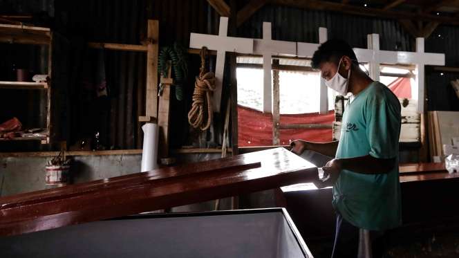 Melihat Lebih Dekat Proses Pembuatan Peti Mati Khusus Covid-19