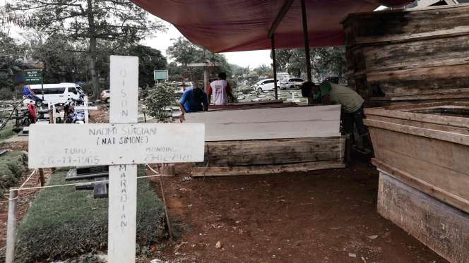 Melihat Lebih Dekat Proses Pembuatan Peti Mati Khusus Covid-19