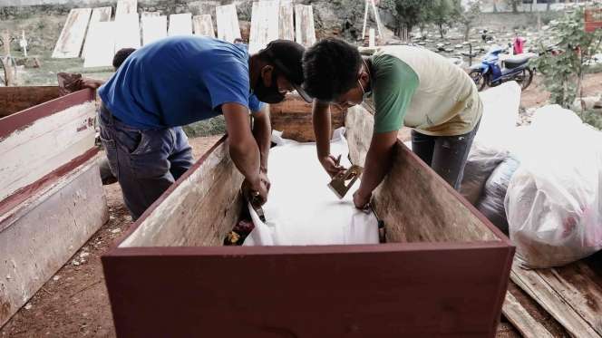 Melihat Lebih Dekat Proses Pembuatan Peti Mati Khusus Covid-19