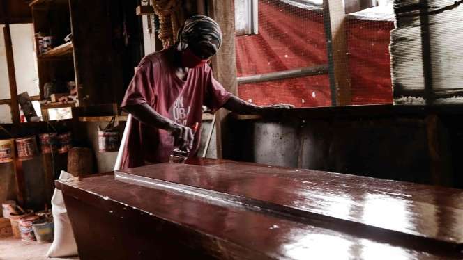 Melihat Lebih Dekat Proses Pembuatan Peti Mati Khusus Covid-19