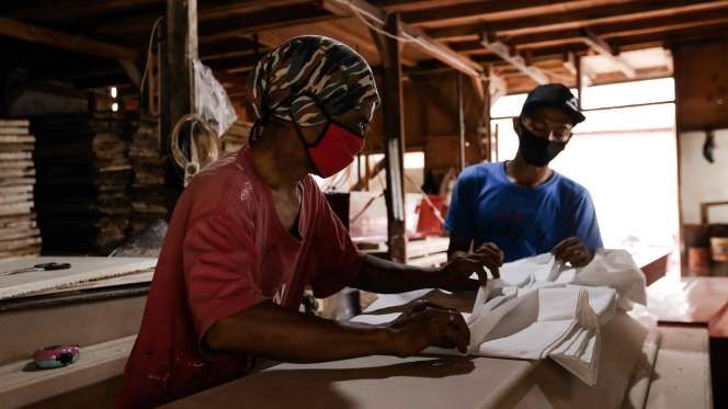 Melihat Lebih Dekat Proses Pembuatan Peti Mati Khusus Covid-19