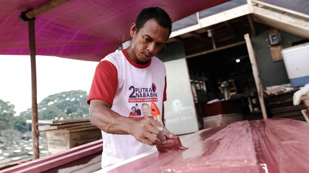 Melihat Lebih Dekat Proses Pembuatan Peti Mati Khusus Covid-19