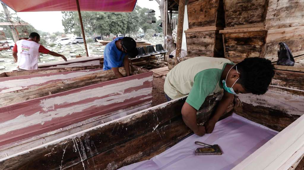 Melihat Lebih Dekat Proses Pembuatan Peti Mati Khusus Covid-19