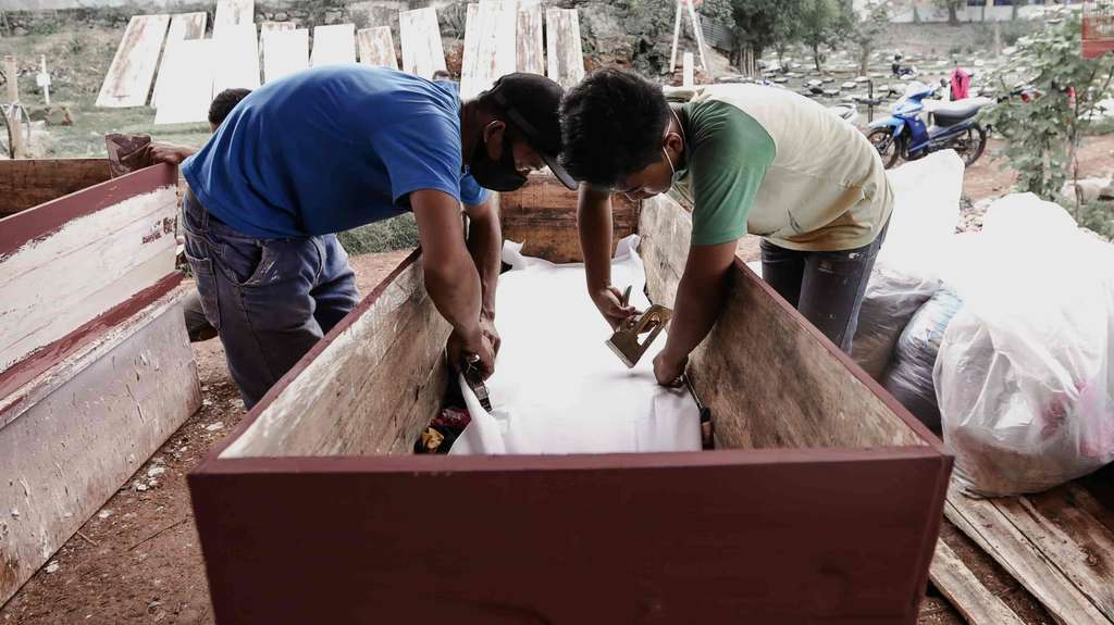 Melihat Lebih Dekat Proses Pembuatan Peti Mati Khusus Covid-19