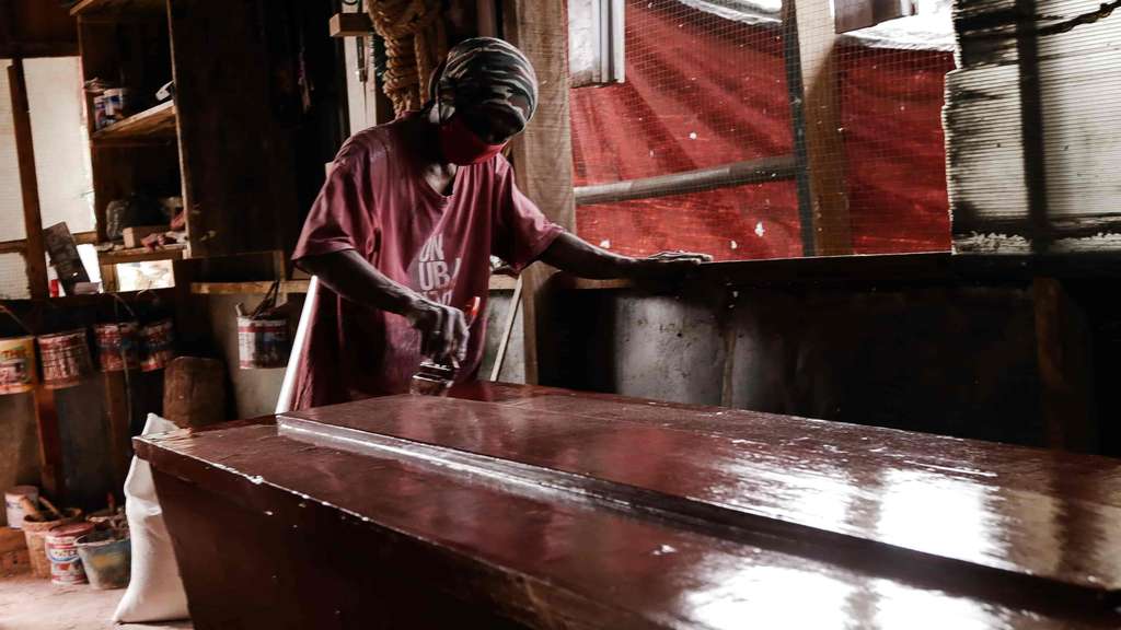 Melihat Lebih Dekat Proses Pembuatan Peti Mati Khusus Covid-19