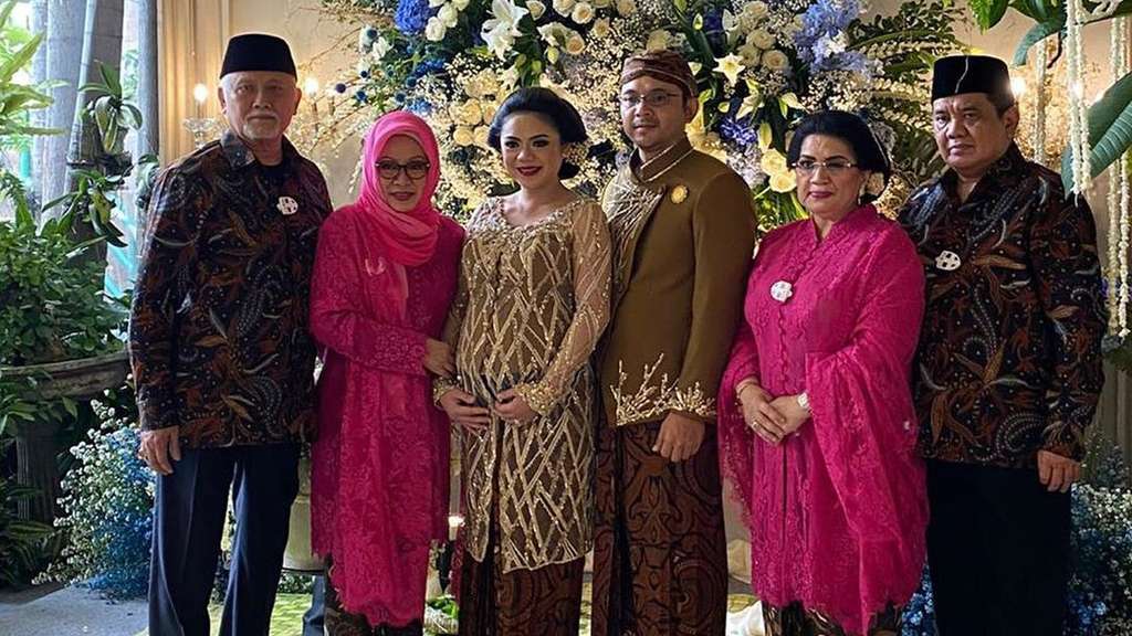 5 Potret Sakral Mitoni 7 Bulanan Istri Danny Rukmana