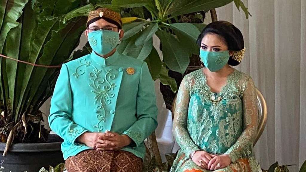 5 Potret Sakral Mitoni 7 Bulanan Istri Danny Rukmana