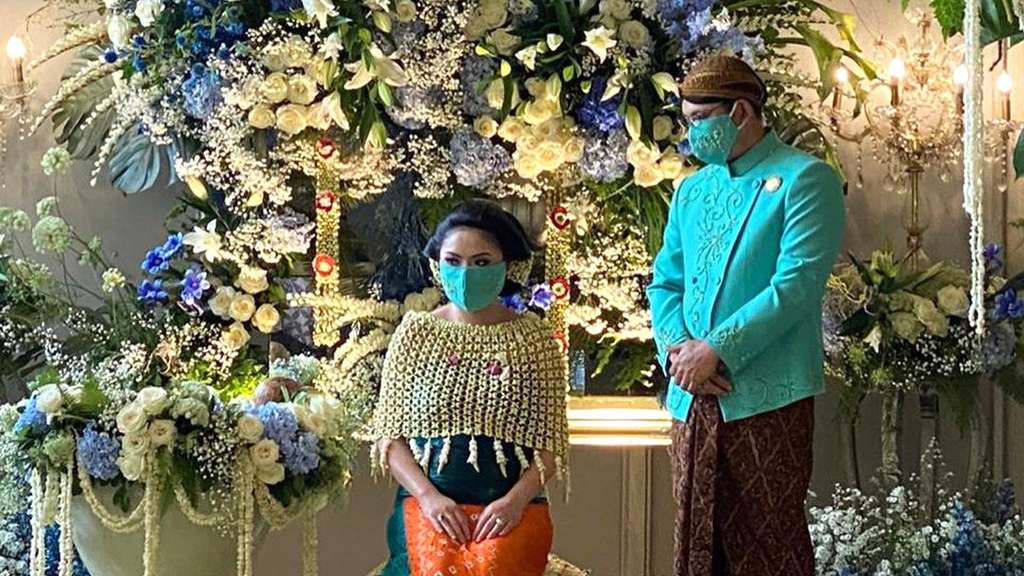 5 Potret Sakral Mitoni 7 Bulanan Istri Danny Rukmana
