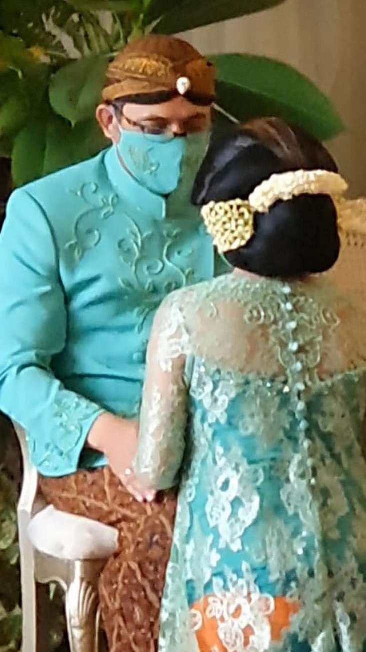 5 Potret Sakral Mitoni 7 Bulanan Istri Danny Rukmana