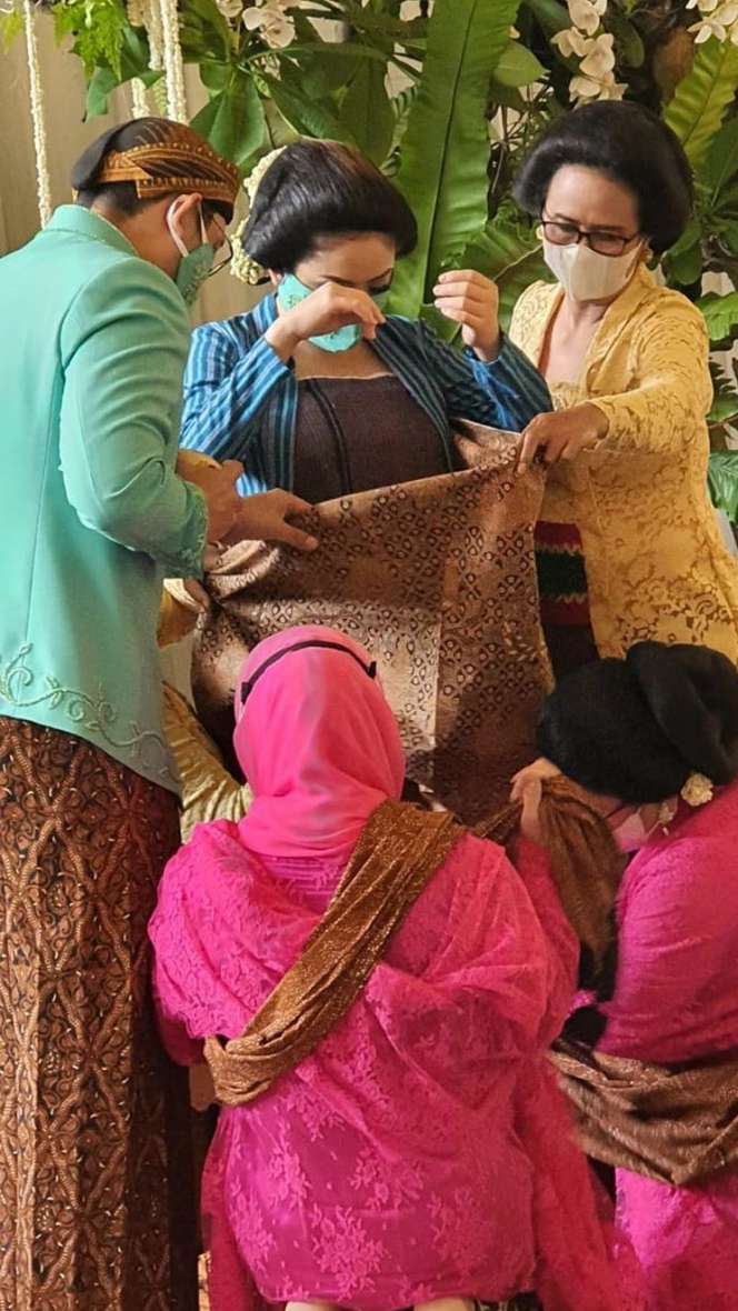 5 Potret Sakral Mitoni 7 Bulanan Istri Danny Rukmana