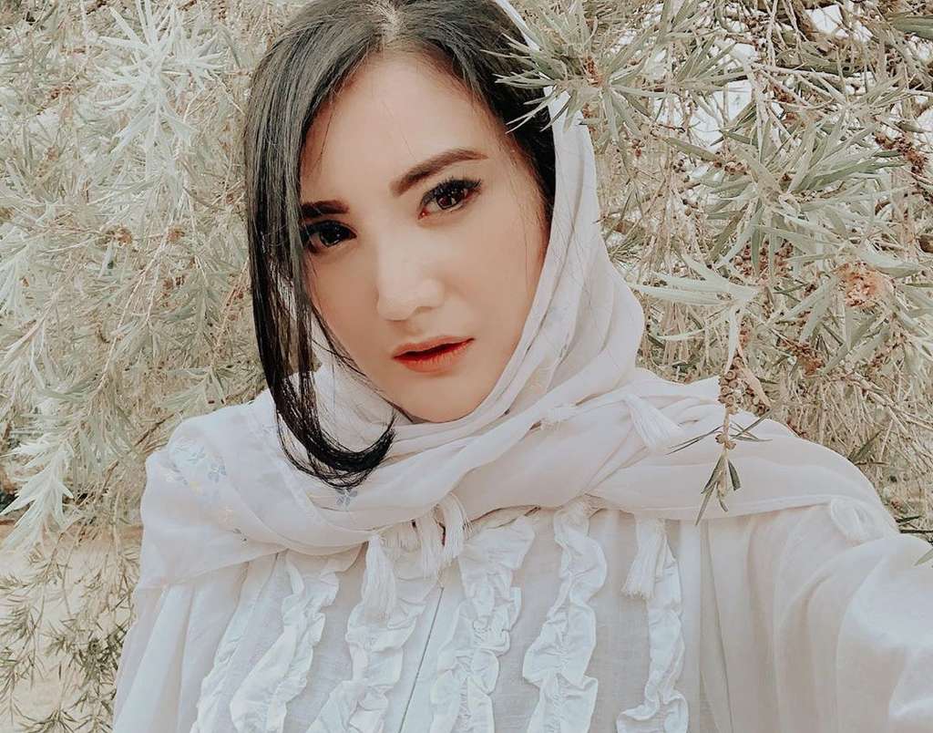 Lebih Tertutup, Potret Terbaru Kiki Amalia yang Bikin Pangling