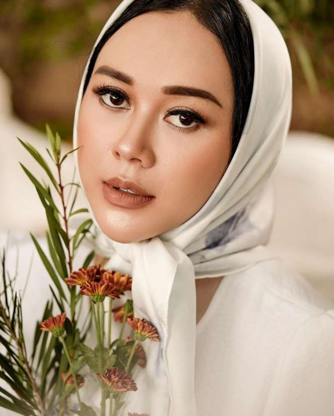 Tampil Bertema Vintage, Aura Kasih Disebut Mirip Noni Belanda