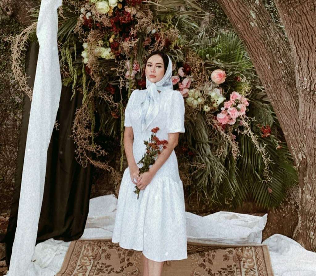 Tampil Bertema Vintage, Aura Kasih Disebut Mirip Noni Belanda