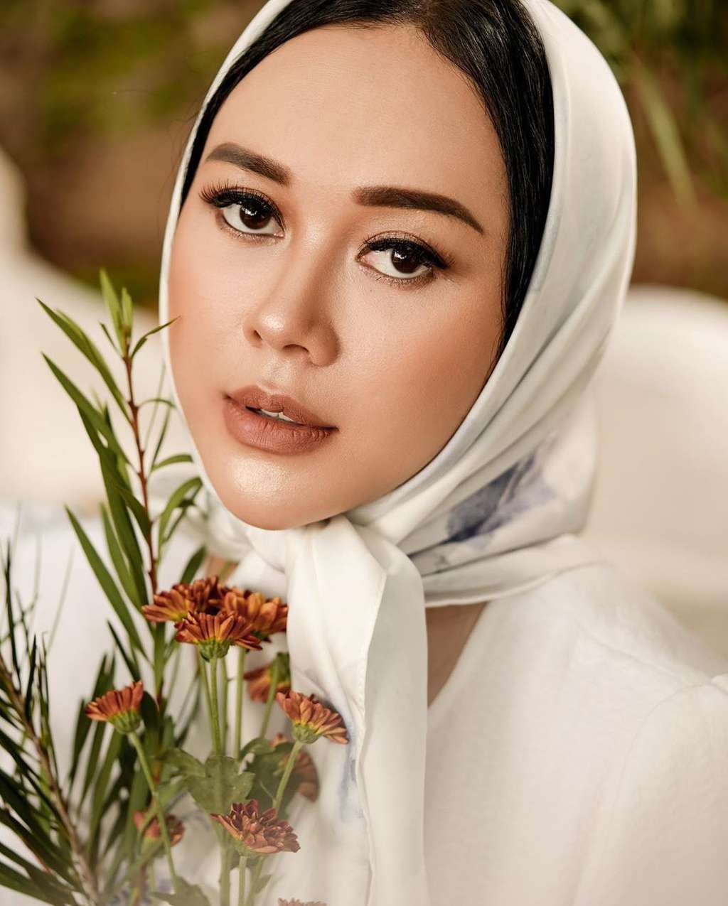 Tampil Bertema Vintage, Aura Kasih Disebut Mirip Noni Belanda