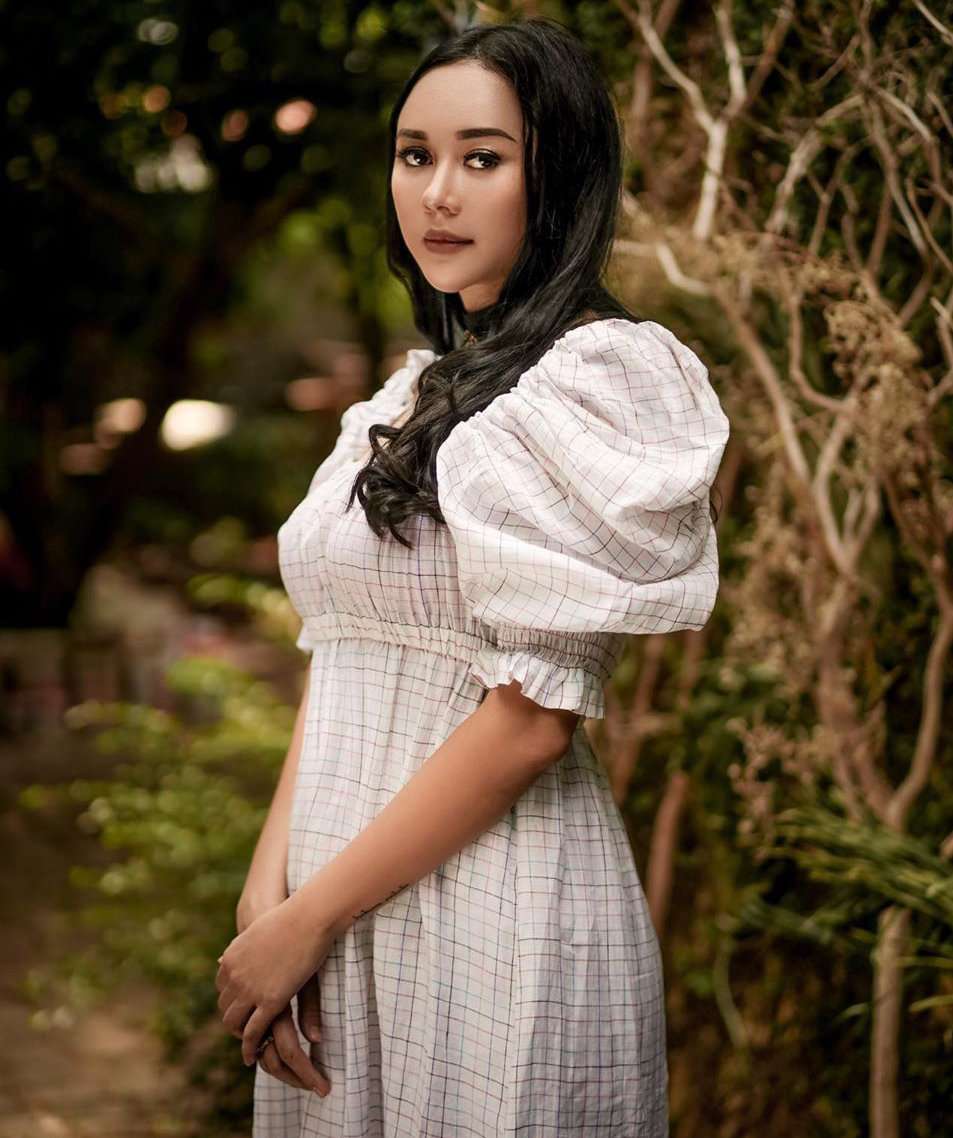 Tampil Bertema Vintage, Aura Kasih Disebut Mirip Noni Belanda