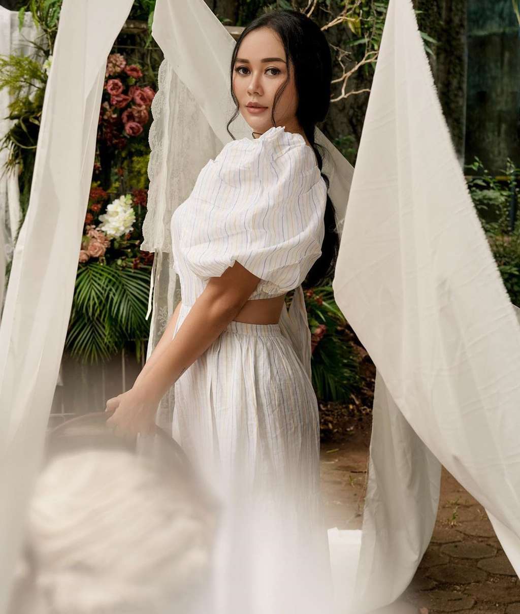 Tampil Bertema Vintage, Aura Kasih Disebut Mirip Noni Belanda