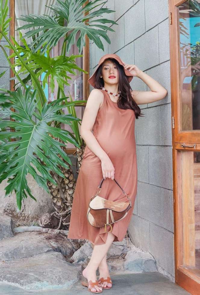 Gaya 5 Seleb Pamer Baby Bump, Cantiknya Nggak Memudar!