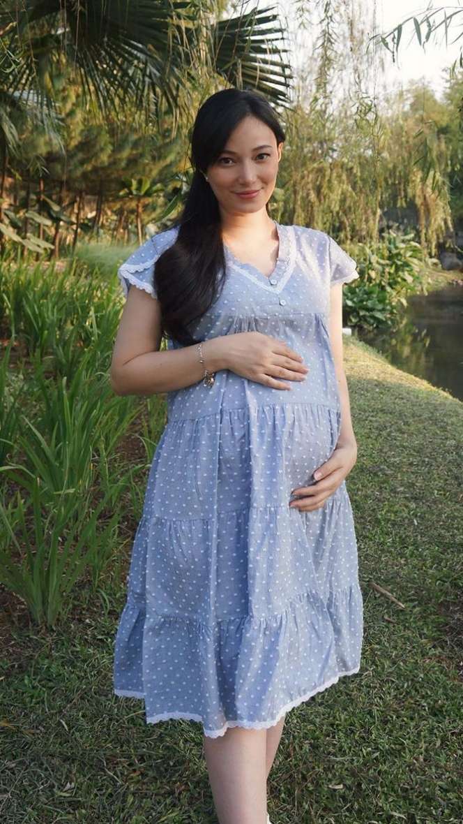 Gaya 5 Seleb Pamer Baby Bump, Cantiknya Nggak Memudar!