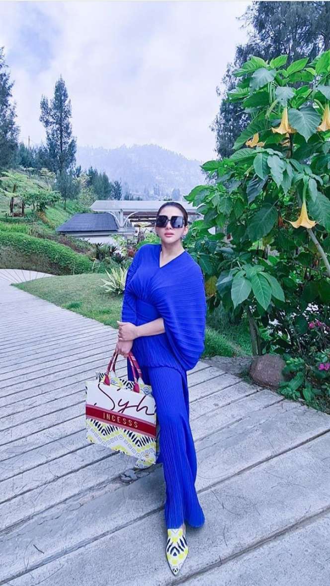 Mengintip Serunya Liburan Syahrini dan Reino Barack di Bromo